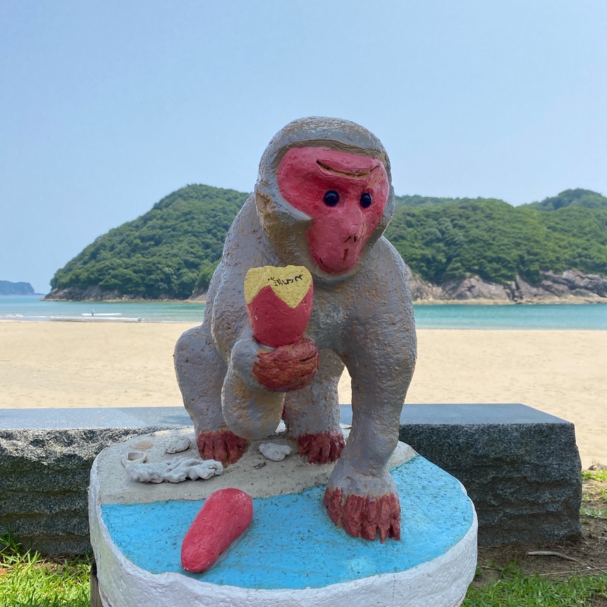 幸島の芋洗猿の像