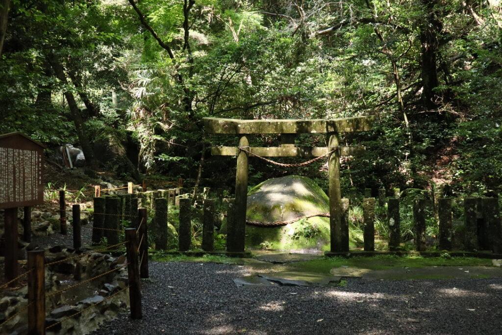 東霧島神社の神石 離れた場所からの写真
