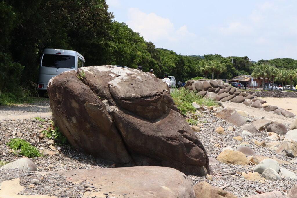 幸島を見守る猿岩前からの写真