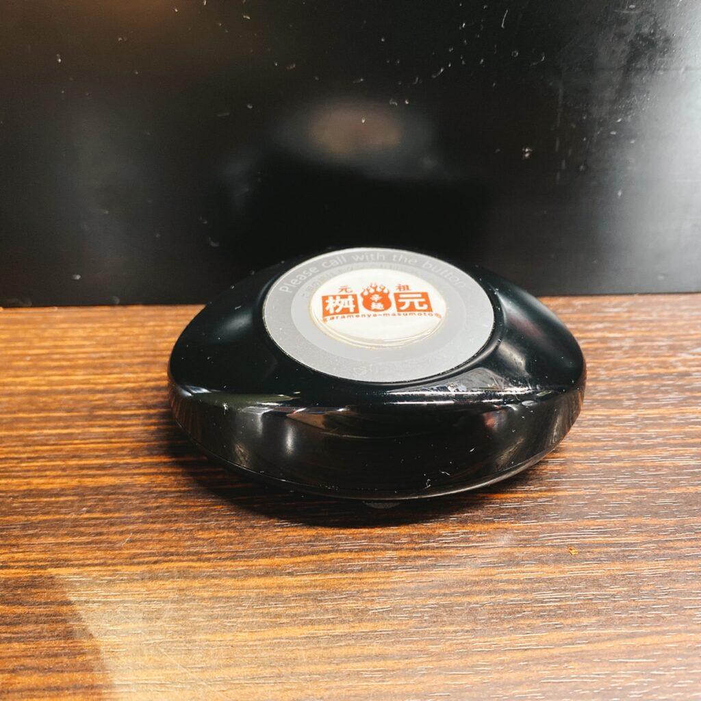 宮崎辛麺屋桝元の席に置いてある呼びボタン