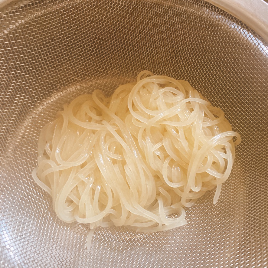 桝元インスタント袋麺（黒辛）の作り方 ざるでお湯を切る