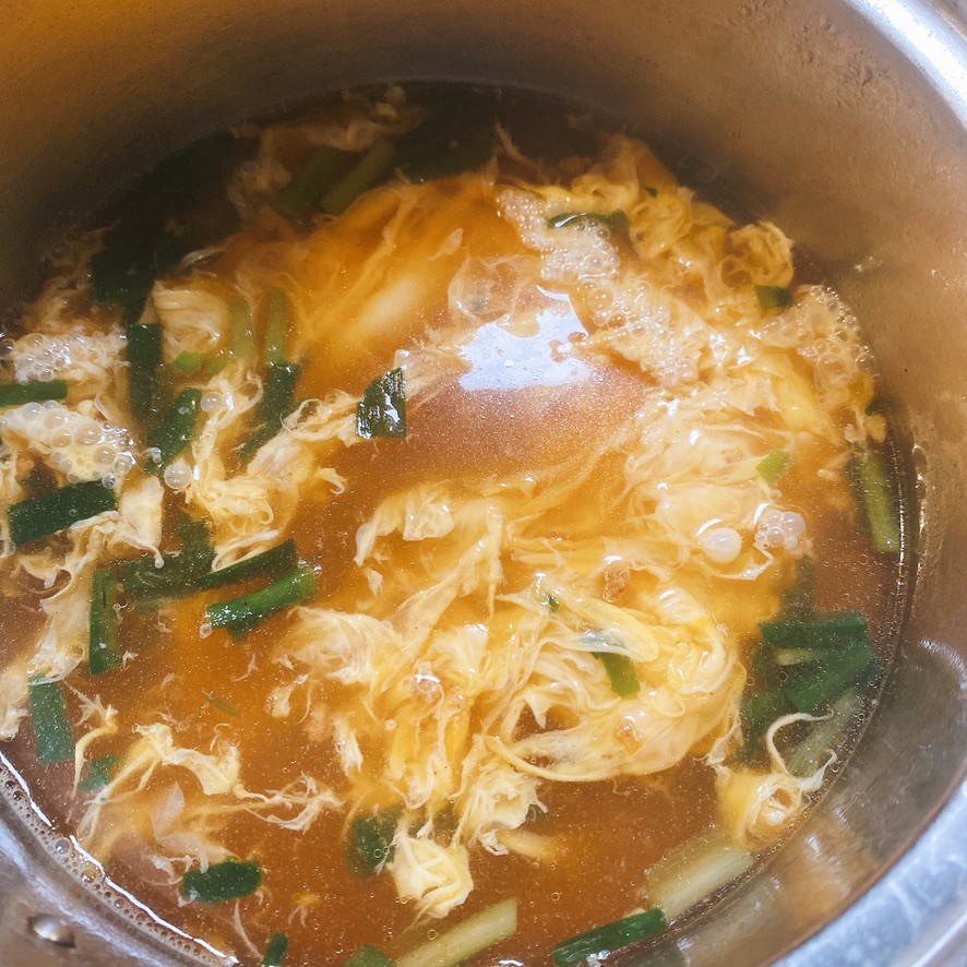 桝元インスタント袋麺 赤辛の作り方 スープが沸いたら、玉子をといて入れて30秒後